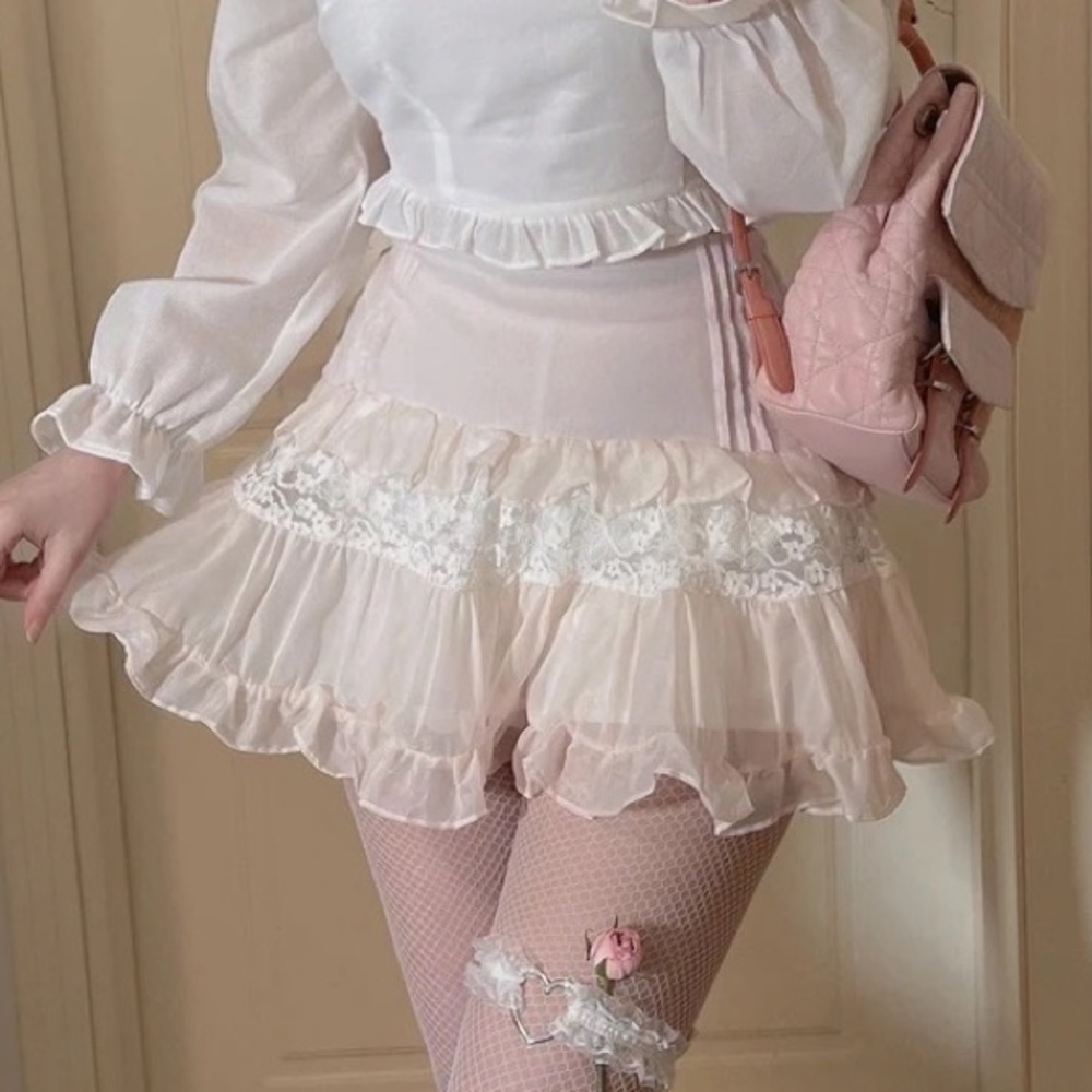 [SOLD ON DEPOP] COQUETTE LACE RUFFLE SKIRT 🌸